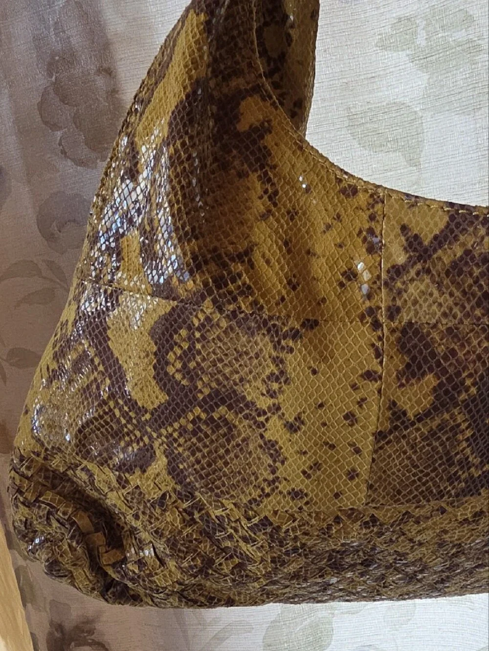 N/A stylish snakeskin